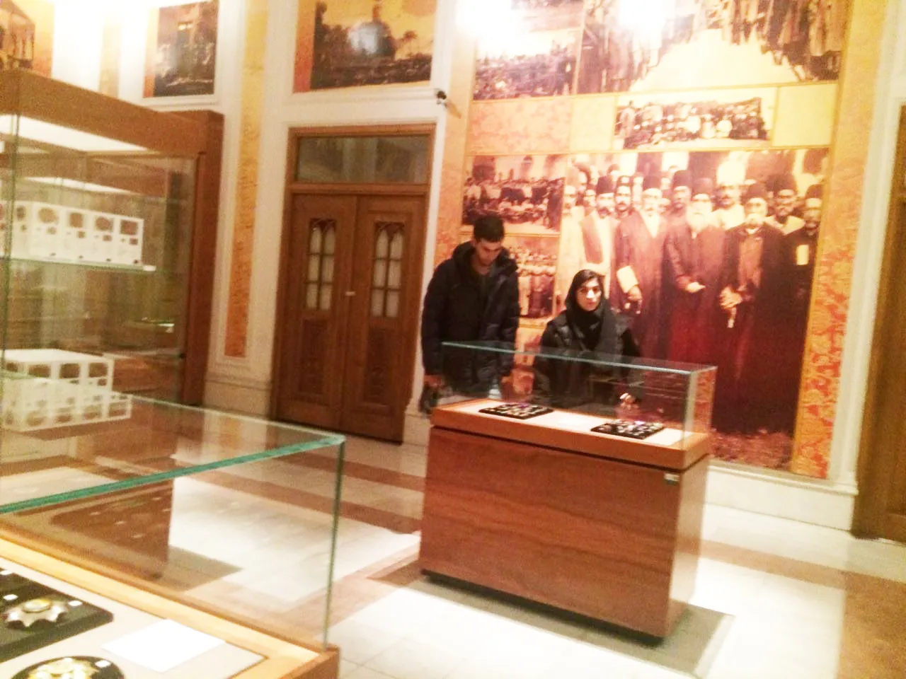 دیدار هنرمندان از موزه فرش‌های دستباف