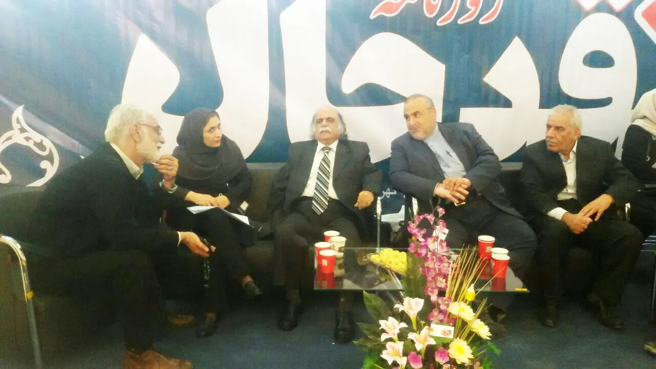 حضور پرفسور کزازی و علیرضا رجائی در غرفه نقد حال