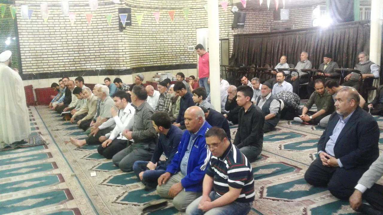 در جمع نمازگزاران مسجد قائمیه محله قلعه مرغی تهران