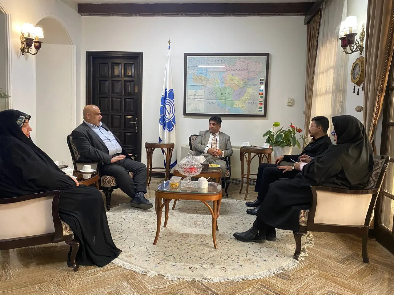 نشست با دکتر سعدخان، رئیس مؤسسه فرهنگی اکو